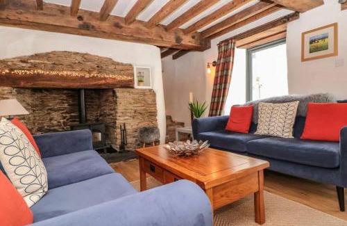 Chillington House | Court Cottage - cosy traditional cottage near lovely beaches