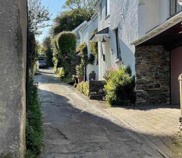 Chillington House | Court Cottage - cosy traditional cottage near lovely beaches