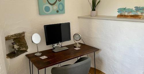 Chillington House | Court Cottage - cosy traditional cottage near lovely beaches