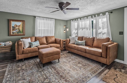 Prineville House | Court Street Cottage | Downtown Prineville Getaway