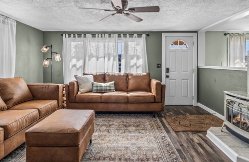 Prineville House | Court Street Cottage | Downtown Prineville Getaway