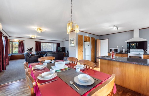 Waihi Beach Cottage | Courtside Quarters - Waihi Beach Holiday Home