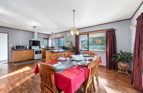 Waihi Beach Cottage | Courtside Quarters - Waihi Beach Holiday Home