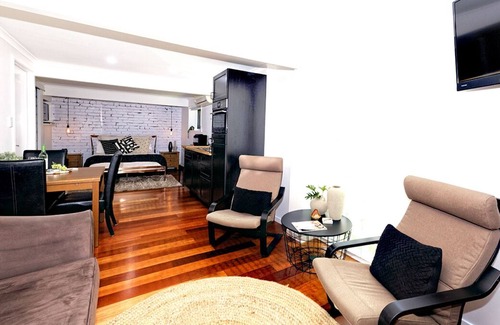 Kenmore House | Courtyard Apartment near Lone Pine Koala Sanctuary