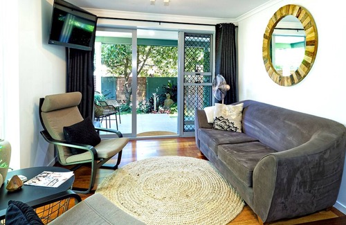 Kenmore House | Courtyard Apartment near Lone Pine Koala Sanctuary
