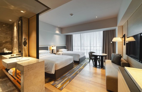 Thaltej Hotel | Courtyard By Marriott Ahmedabad Sindhu Bhavan Road