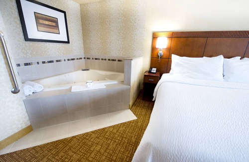 Northeast Mississauga Hotel | Courtyard by Marriott Mississauga - Airport Corporate Centre West