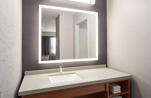 Northeast Mississauga Hotel | Courtyard by Marriott Mississauga - Airport Corporate Centre West