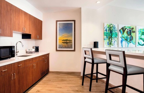 Marathon Hotel | Courtyard by Marriott Faro Blanco Resort