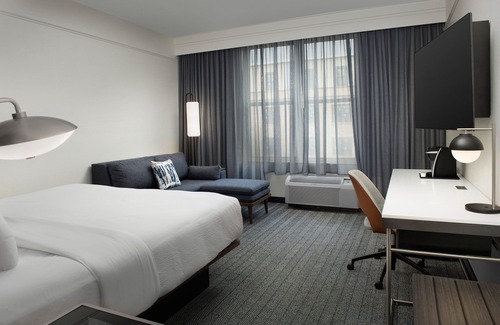 Old West Broad Neighborhood Hotel | Courtyard by Marriott Savannah Downtown/Historic District