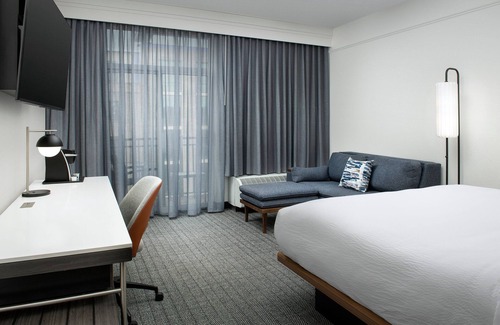 Old West Broad Neighborhood Hotel | Courtyard by Marriott Savannah Downtown/Historic District
