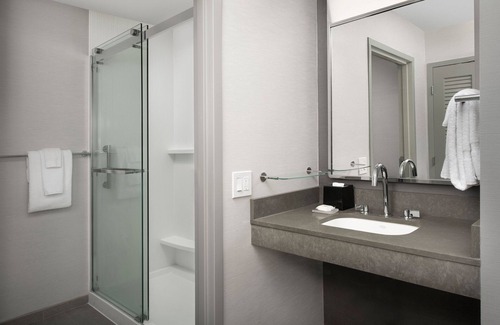 Old West Broad Neighborhood Hotel | Courtyard by Marriott Savannah Downtown/Historic District