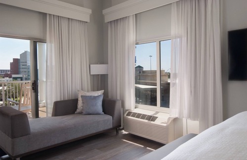 Downtown Charleston Hotel | Courtyard Charleston Waterfront by Marriott