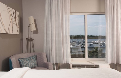 Downtown Charleston Hotel | Courtyard Charleston Waterfront by Marriott