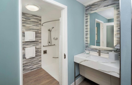 Downtown Charleston Hotel | Courtyard Charleston Waterfront by Marriott