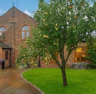 Northallerton House | Courtyard House- Luxury Holiday House with floodlit Tennis court - BRAND NEW