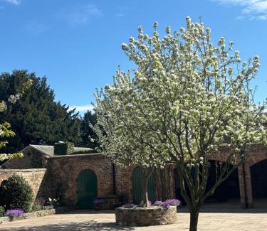 Northallerton House | Courtyard House- Luxury Holiday House with floodlit Tennis court - BRAND NEW