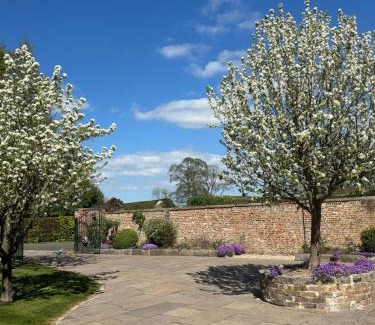 Northallerton House | Courtyard House- Luxury Holiday House with floodlit Tennis court - BRAND NEW