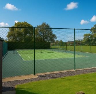 Northallerton House | Courtyard House- Luxury Holiday House with floodlit Tennis court - BRAND NEW