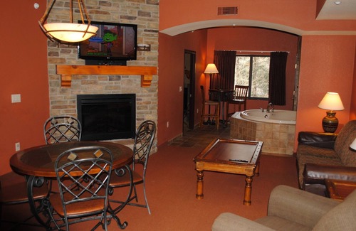 Wisconsin Dells Condo | COURTYARD.JACUZZI tub!!.FREE Noah's Ark WATER PARK access for SUMMER!!