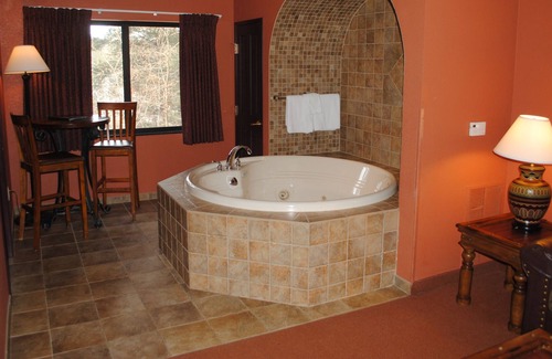 Wisconsin Dells Condo | COURTYARD.JACUZZI tub!!.FREE Noah's Ark WATER PARK access for SUMMER!!