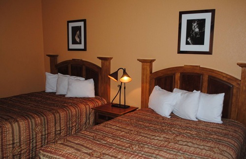 Wisconsin Dells Condo | COURTYARD.JACUZZI tub!!.FREE Noah's Ark WATER PARK access for SUMMER!!