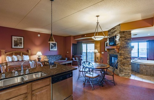 Wisconsin Dells Condo | COURTYARD. JACUZZI tub!!