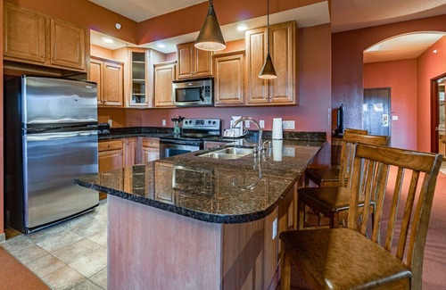 Wisconsin Dells Condo | COURTYARD. JACUZZI tub!!