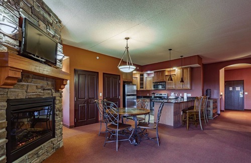 Wisconsin Dells Condo | COURTYARD. JACUZZI tub!!