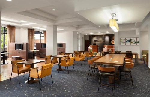 Highland Park Hotel | Courtyard Louisville Airport