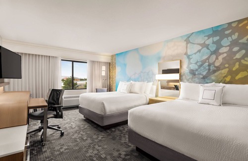 Palmdale Hotel | Courtyard Palmdale