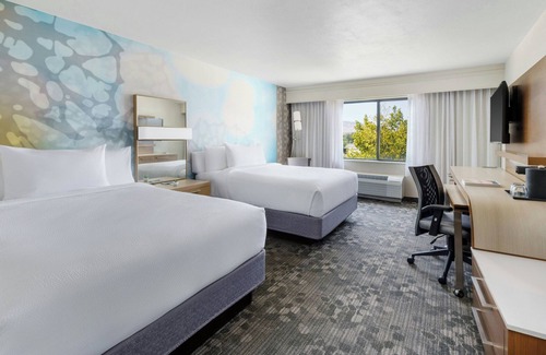 Palmdale Hotel | Courtyard Palmdale