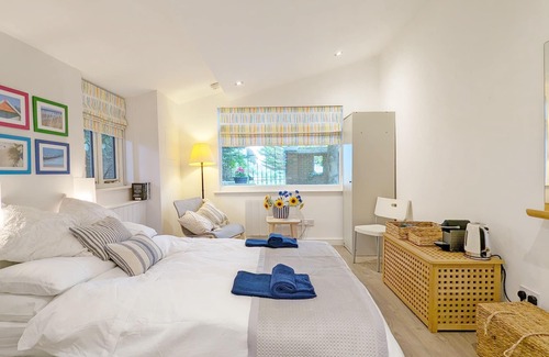 West Ashling Cottage | Courtyard Studio - West Ashling - sleeps 2 guests in 1 bedroom