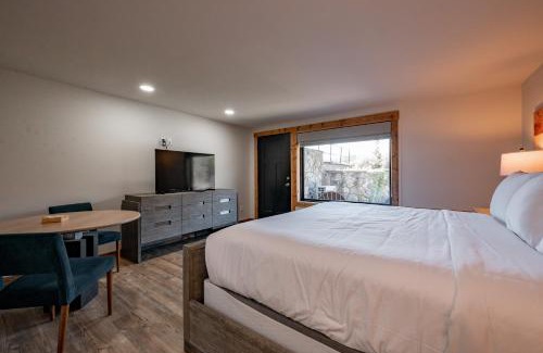 Thayerville House | Cove Creek Lodge 105 Poolside Executive King Suite