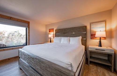 Thayerville House | Cove Creek Lodge 105 Poolside Executive King Suite