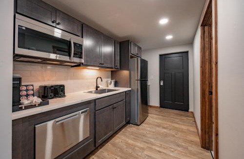 Thayerville House | Cove Creek Lodge 105 Poolside Executive King Suite