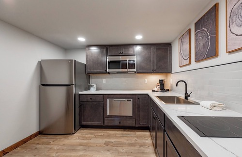Thayerville Hotel | Cove Creek Lodge 106: Lakeside Executive King Suite