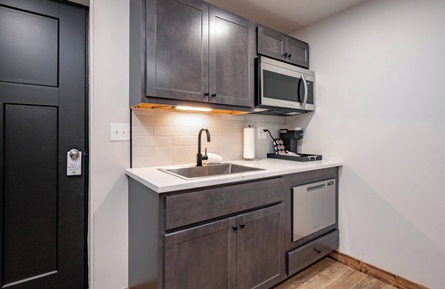 Thayerville Hotel | Cove Creek Lodge 107: Lakeside Executive King Suite