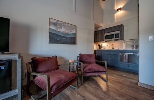 Thayerville Hotel | Cove Creek Lodge 202: Poolside Double Queen Room