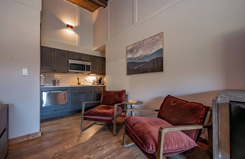 Thayerville Hotel | Cove Creek Lodge 203: Poolside Double Queen Room