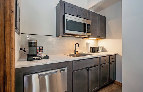 Thayerville Hotel | Cove Creek Lodge 213: Dog Friendly Standard Double Queen Room