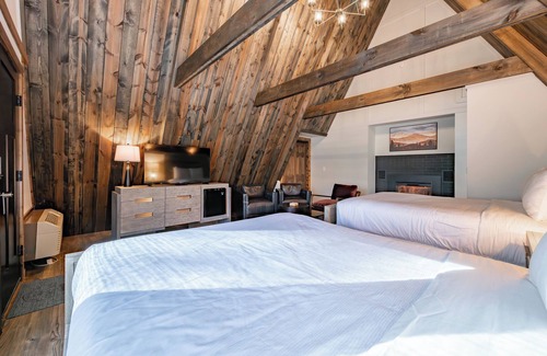 Thayerville Hotel | Cove Creek Lodge 217: Lakeside Double Queen Fireplace Room