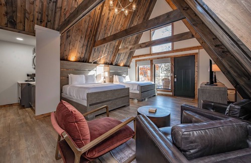 Thayerville Hotel | Cove Creek Lodge 217: Lakeside Double Queen Fireplace Room
