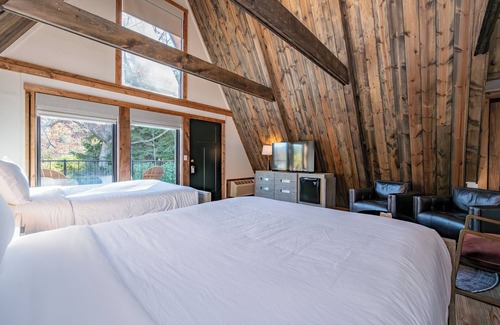 Thayerville Hotel | Cove Creek Lodge 217: Lakeside Double Queen Fireplace Room