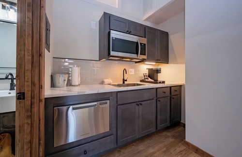 Thayerville Hotel | Cove Creek Lodge 219: Lakeside Executive King Suite