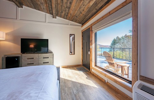 Thayerville Hotel | Cove Creek Lodge 219: Lakeside Executive King Suite