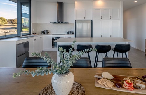 Penneshaw Apartment | Cove Landing Marina Apartment 1 SS Karatta Sleep 4