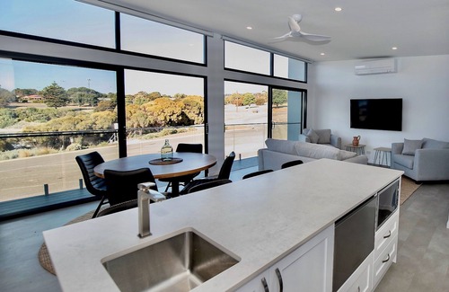 Penneshaw Apartment | Cove Landing Marina Apartments 1&2 Sleeps 8