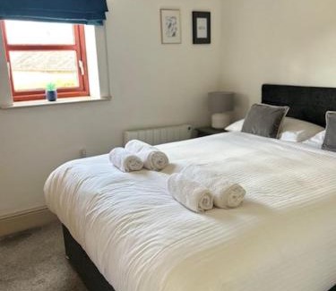 Louth House | Covenham Holiday Cottages - Dragonfly