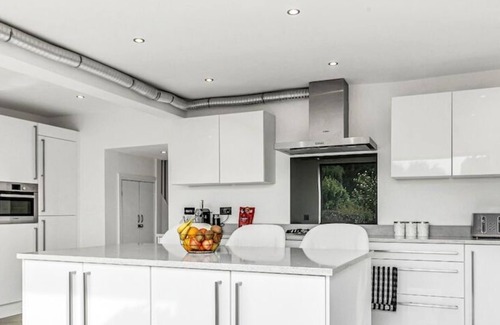Shilton Apartment | Coventry 3 Bedrooms w/Parking Sleeps 8 -JRR Stays